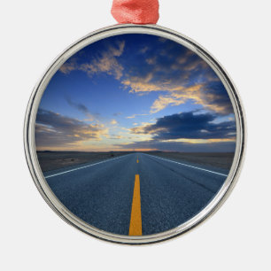 Landstraße am Sonnenaufgang-Tag Ornament Aus Metall