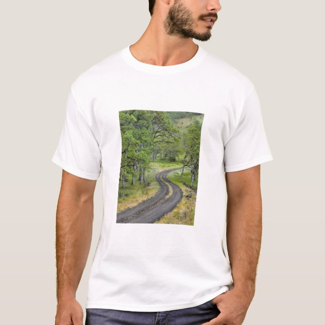 Landstraße durch Bäume, Oregon T-Shirt (Vorderseite)