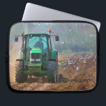 LANDWIRTSCHAFT LAPTOPSCHUTZHÜLLE<br><div class="desc">Vorbereitung auf die nächste Ernte. Der Traktor pflügt (pflügt) das Feld, und Wildvögel suchen nach Nahrung im frisch gedrehten Boden. Watercolor England.</div>