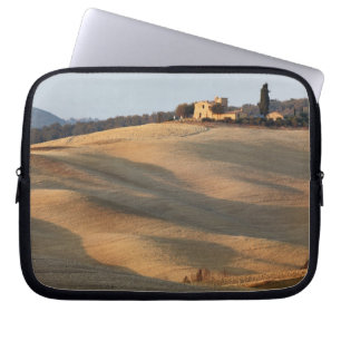 Landwirtschaftliches Feld bei Sonnenuntergang, Val Laptopschutzhülle