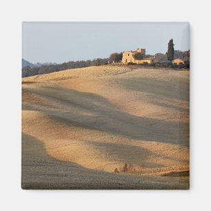 Landwirtschaftliches Feld bei Sonnenuntergang, Val Magnet