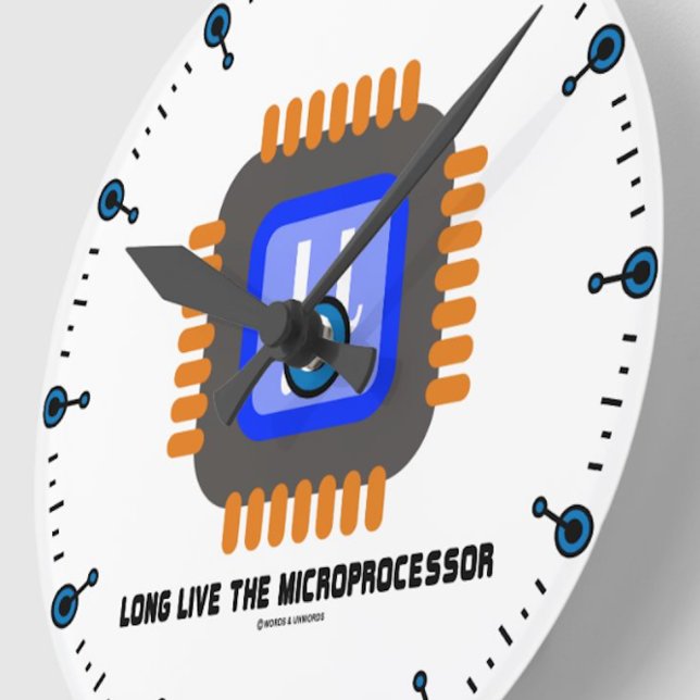 Lang lebe der Mikroprozessor (griechischer Spaß) Runde Wanduhr (Semiconductor fans will enjoy this clock featuring a stylized microchip!)
