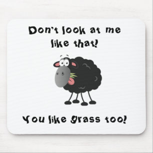 Lange verlorenes Lamm: Gras isst schwarzes Schaf Mousepad