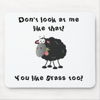 Lange verlorenes Lamm: Gras isst schwarzes Schaf Mousepad