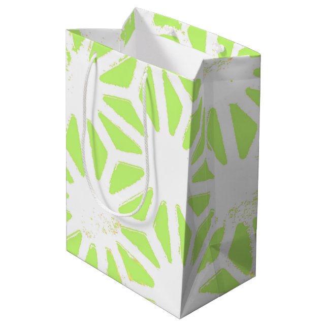Längengrünes geometrisches Muster Mittlere Geschenktüte (Rückseite Schrägansicht)