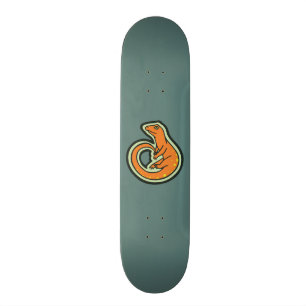 Langer Schwanz-orange Eidechse mit den Stellen, Skateboard