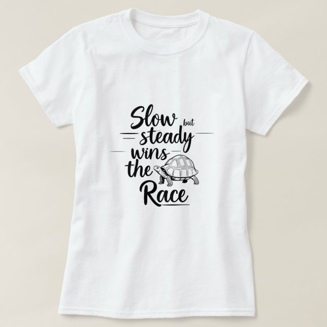 Langsam aber stetig gewinnt das Rennen - Motiviere T-Shirt (Design vorne)