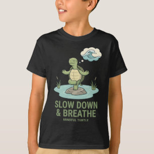 Langsam Atmen Mindful Turtle Yoga Pose Mindful T-Shirt