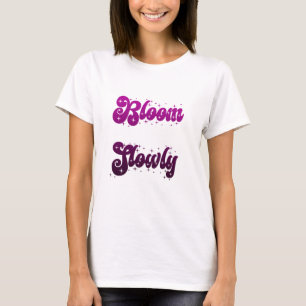 Langsam Erblühen Feminine Lila Typografie-Design � T-Shirt