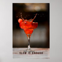 Langsam ist genug: Lebendiger roter Cocktail-Sprit