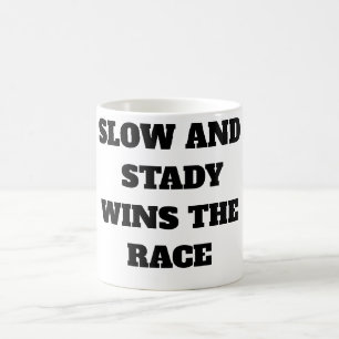 Langsam und standhaft gewinnt das Rennen Kaffeetasse