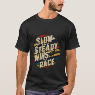 Langsam und stetig gewinnt das Rennen — T-Shirt