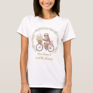 Langsam werden und die Blumen riechen Frauen Sloth T-Shirt