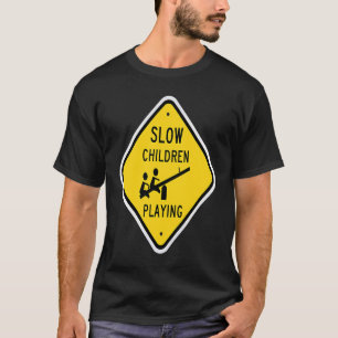 Langsame Kinder spielen Straßenschild Wippe Hu T-Shirt