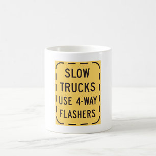 Langsame LKWs Straßenschild Kaffeetasse