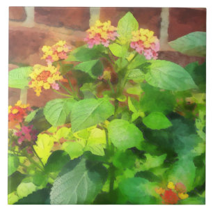 Lantana gegen Backsteinmauer Fliese