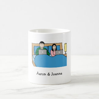 Laptops in den Bettpaaren Tasse