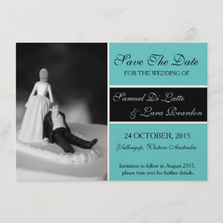 Lara speichert die Datumskarten Save The Date