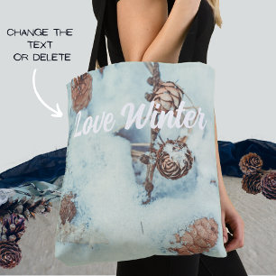 Lärchenkegel auf frisch blauen Schnee