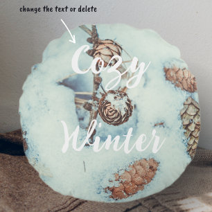 Lärchenkegel auf frisch blauen Schnee Rundes Kissen