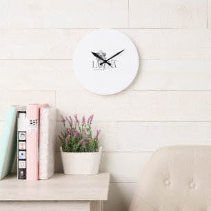 LARENA Artflow – Florales Logo-Emblem Große Wanduhr
