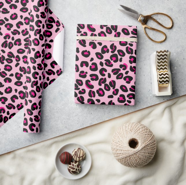 Large Pink Leopard Spots Animal Print Pattern Geschenkpapier (Kunsthandwerk)