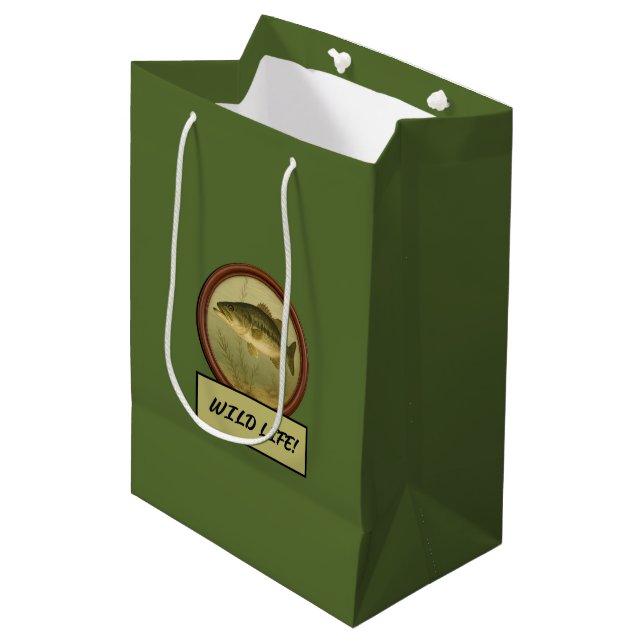 Largemouth Bass Dark Olive Green Gift Bag Mittlere Geschenktüte (Vorderseite Schrägansicht)