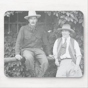 Larry Larom und eine Frau posierend. Mousepad
