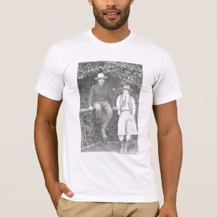 Larry Larom und eine Frauenaufstellung T-Shirt
