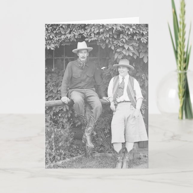 Larry Larom und eine posierende Frau. Karte (Vorderseite)