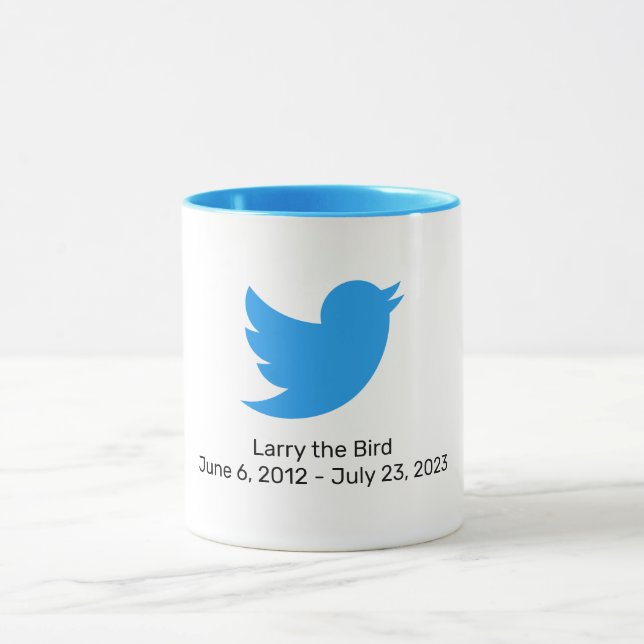 Larry the Bird Twitter-Pensionierung Tasse (Zentrum)