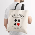 Las Vegas Anzug - Benutzerdefinierter Empfang Tragetasche<br><div class="desc">Ein einzigartiges Set an Taschen, die auf Ihre Hochzeit in Urlaubsort im Vegas-Stil zugeschnitten sind. Es enthält einen Begrüßungstext, gefolgt vom Namen des Ortes oder der Person, die die Tasche erhält. Darunter befindet sich ein Anzug mit schwarzer Karte, dessen Herzsymbol rot markiert ist und die Liebe symbolisiert. Alle Elemente dieses...</div>