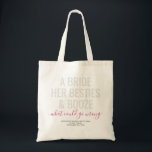 Las Vegas Bachelorette Funny Bride Besties Booze Tragetasche<br><div class="desc">Funny Las Vegas Bachelorette individuelle Totentasche mit "Eine Braut, ihre Bestien, und Stiefel ... was könnte schief gehen?" lustiges Zitat in einem modernen, trendigen großen Schriftart mit Kalligraphieskriptakzent und personalisiertem Text für den Anlass, das Datum und die Lage in Schwarz und Weiß, Grau und Rosa. Alle Farben und Schriftart sind...</div>