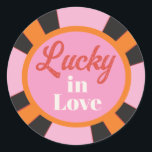 Las Vegas Mod Poker Chip Runder Aufkleber<br><div class="desc">Farbenfrohe Mod Las Vegas Gambling Poker Chip. Handgezeichnet in orangefarbenen rosa Creme und schwarz. Ideal für eine Las Vegas Hochzeit oder ein Party! Handgezeichnete Abbildung von McBooboos. Alle Formulierungen können an Ihre Bedürfnisse angepasst werden. Sie müssen jede Zahl für jede Tabelle ändern. Weitere Änderungen finden Sie unter Anpassen dieser Vorlage....</div>