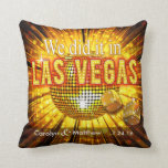 Las Vegas & Mrs. Wedding Keepake Kissen<br><div class="desc">Stilvoll,  glitzernd,  Imitate ausgelassen und glitzernd,  dieses moderne Las Vegas Wurfkissen hat einen trendigen Hipster Designer-Look. Passende Einladungen und andere Produkte verfügbar. Für Fragen/Anfragen per E-Mail:cheryl@cheryldanielsart.com.  "Las Vegas Lights" Originaldesign von Cheryl Daniels © 2014.NACHRICHT: Dieses Kissen enthält keinen "echten" Glitzer,  sondern nur Kunstwerke,  die wie Glitzer aussehen.</div>