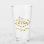 Las Vegas Personalisiert Wedding Brautparty Bevorz Glas<br><div class="desc">Personalisiertes Bier Pint Glas für eine Las Vegas Gastgeschenk Hochzeit oder Brautparty Trauzeuge Geschenk mit einer maßgeschneiderten "Hochzeit in fabelhaften Las Vegas Zeichen" in Imitaten Gold mit und Name und Datum Personalisierung. Sie sind auch erschwinglich und lustige Keepsakes! Die Hintergrundfarbe und die Schriftart können durch Klicken auf 'Weitere Anpassung' an...</div>