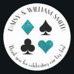 Las Vegas Theme Custom Text Sticker Aquamarin Glit<br><div class="desc">Imitate aquamarine Glitzer- und Black-Card-Anzüge sind durch eine anpassbare Textumgebung umgeben,  die diese Rundaufkleber perfekt für alle Arten von Projekten und Anlässen macht. Verwenden Sie sie,  um Lieblinge für Hochzeitsgäste,  nahe Umschläge und mehr zu kennzeichnen.</div>