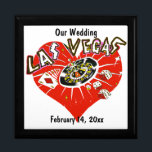 Las Vegas Valentine Hochzeit Erinnerungskiste<br><div class="desc">Gedenken Sie Ihre besondere Valentinstag Hochzeit in Las Vegas,  Nevada,  mit dieser roten Geschenkboxen oder geben Sie dies als Hochzeitsgeschenk.  Alle Textvorlagenbereiche können vor dem Kauf angepasst werden.</div>