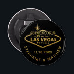 Las Vegas Wedding Date Bevorzugung Magnetic Flaschenöffner<br><div class="desc">Ein lustiges und nützliches Brautparty-Geschenk für eine Las Vegas-Hochzeit in Urlaubsort ist dieser magnetische Flaschenöffner mit einer individuellen "Hochzeit in fabelhaftem Las Vegas-Zeichen" und personalisierten Paarnamen und Hochzeitstag. Sie sind auch erschwinglich und lustige Keepsakes! Die Hintergrundfarbe kann geändert werden,  um Ihrem Hochzeitsfarbenthema anzupassen,  indem Sie auf "Weitere Anpassung" klicken.</div>