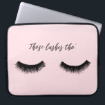 Lash-Chat - Diese Lashes Tha Laptopschutzhülle<br><div class="desc">Lash Chat II von Alicia Ludwig. Der Begriff "The Lashes Tho'" wird in schwarzen Strichen mit einem rosa Hintergrund dargestellt.</div>