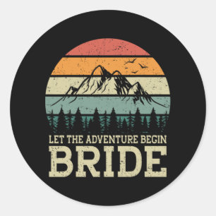 Lass das Abenteuer Begin Bride Just Married Paares Runder Aufkleber