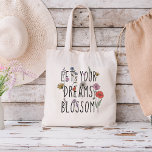 Lass Deine Träume Blossom-Wildblume Tragetasche<br><div class="desc">Die schöne Abbildung zeigt eine wachsende Wildblume, die Sie daran erinnert, dass genau wie eine Blume Zeit, Geduld und Pflege braucht, um zu blühen, auch Ihre Träume. Das Zitat "Lass deine Träume blühen" ist eine mächtige Erinnerung, deine Träume nie aufzugeben und behalten, um sie zu verwirklichen. Dieses Design ist perfekt...</div>