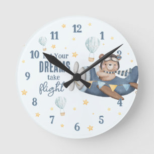 Lass deinen Traum fliegen Süßer Bär Blaues Flugzeu Runde Wanduhr