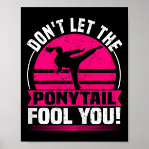 Lass den Ponyschwanz-Narr, du Funny Karate Girl Poster