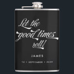 Lass der Vintagen Trauzeugen der Good Times Roll R Flachmann<br><div class="desc">Diese personalisierte Flasche ist ein stilvolles,  Vintag inspiriertes Geschenk für Trauzeugen. Funky Retro inspiriert Schriftart für "Lass the Good Times Roll" in Weiß auf schwarzem Hintergrund und Ihren Namen und Datum der Wahl! Woll mehr Hochzeitsartikel in diesem Stil? Karo aus der ganzen Sammlung oder schicke mir eine Nachricht!</div>