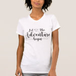 Lass des Abenteuers T-Shirt<br><div class="desc">Lass das Abenteuer beginnt Typografie mit Herz, für einen Neuvermählten.</div>