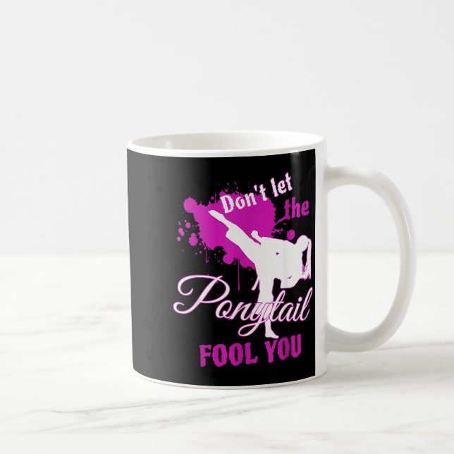 Lass Dich nicht vom nytail täuschen Martial Arts Kaffeetasse (Rechts)