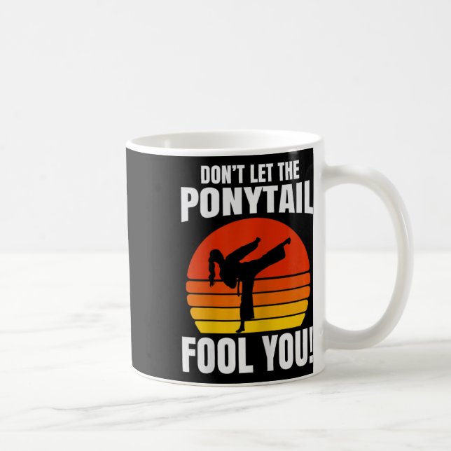 Lass Dich Nicht Vom Pferdeschwanz Täuschen Karate  Kaffeetasse (Rechts)