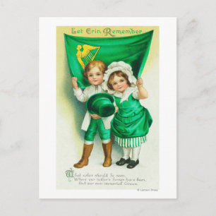 Lass Erin Remember Couple mit einer Flagge Postkarte