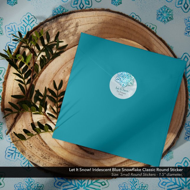Lass es schneit! Cooler Schneeflocken Runder Aufkleber (Let It Snow! Iridescent Cool Blue Snowflake Classic Round Sticker)